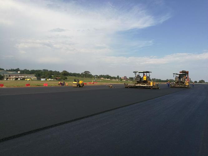 8月15日,恩德培机场改扩建项目12/30跑道phase1沥青混凝土面层摊铺